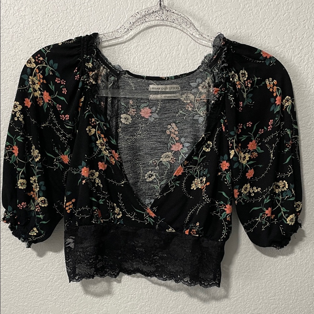 URBAN OUTFITTERS Floral Black Top with Lace Trim Size Large